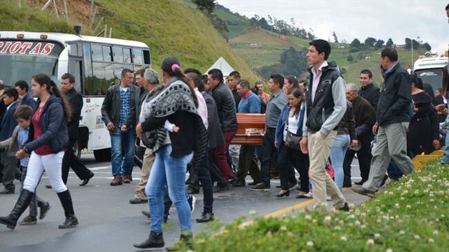 Hasta para enterrar sus muertos comunidades del Puente de Boyacá deben arriesgar sus vidas. Foto: Jorge Herrera