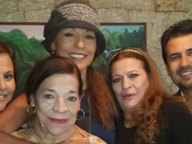 Amparo Grisales y su familia. Foto: Instagram @agrisales333