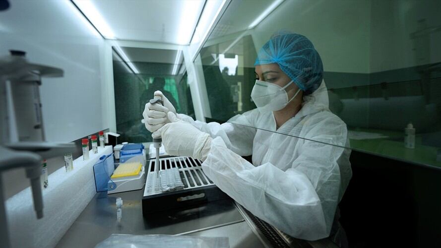 La variante delta del COVID-19 se ha convertido en el nuevo dolor de cabeza de la ciencia médica. Foto: Getty Images/ Sebastian Condrea