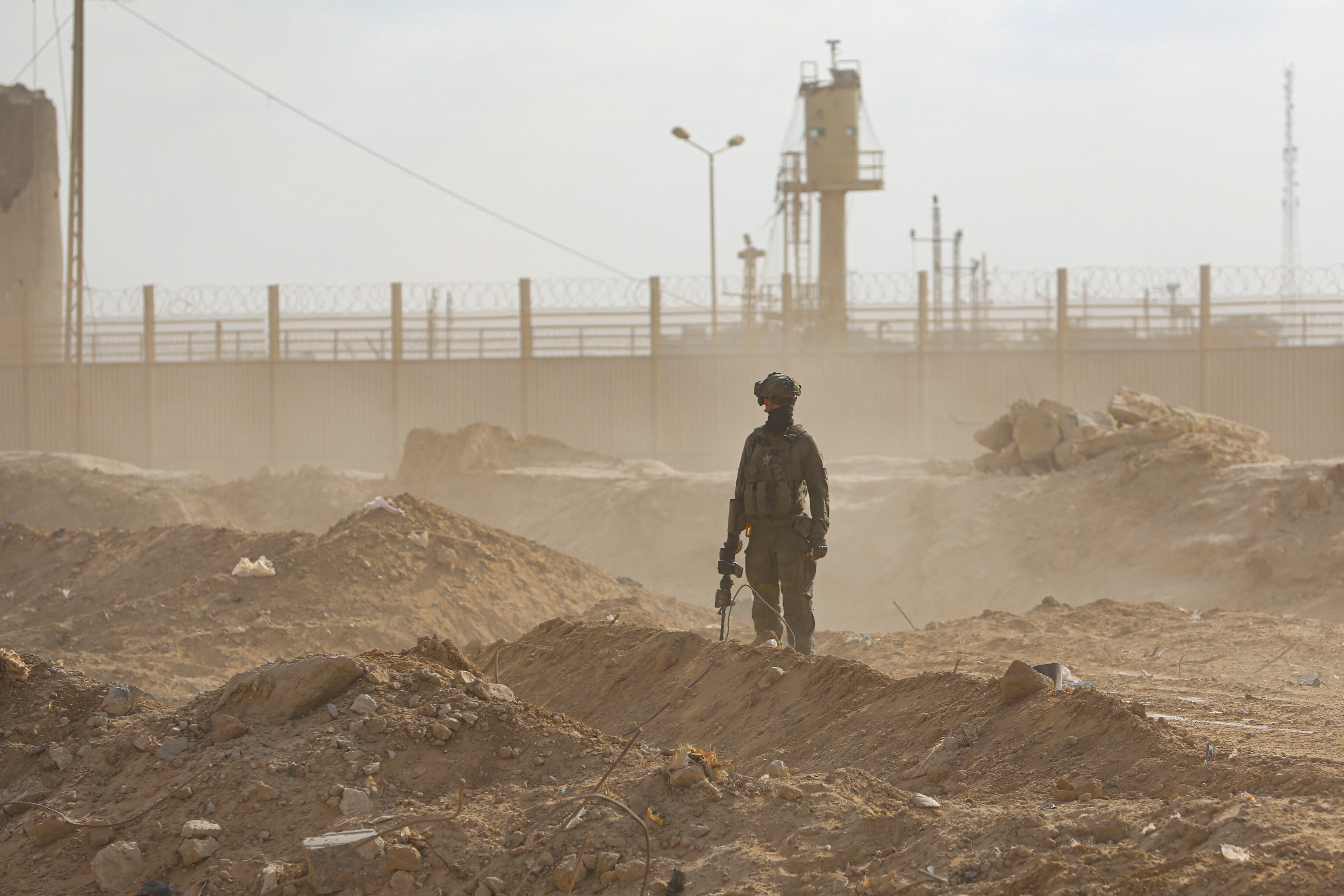 GAZA, 13/09/2024.- El Ejército israelí aseguró este viernes tener un control militar "total" del corredor de Filadelfia, la franja de 14 kilómetros de largo que separa Gaza de Egipto, así como haber localizado nueve túneles que conectaban ambos puntos. "Los túneles, de distinta longitud, están sellados o bloqueados en el lado egipcio. No sabemos cuándo fueron cerrados", dijo un portavoz militar a la prensa internacional, incluida EFE, poco antes de entrar en Rafah, sur de la Franja de Gaza, en un viaje con el Ejército israelí. EFE/ Patricia Martínez