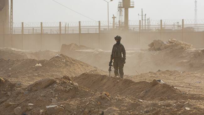 GAZA, 13/09/2024.- El Ejército israelí aseguró este viernes tener un control militar "total" del corredor de Filadelfia, la franja de 14 kilómetros de largo que separa Gaza de Egipto, así como haber localizado nueve túneles que conectaban ambos puntos. "Los túneles, de distinta longitud, están sellados o bloqueados en el lado egipcio. No sabemos cuándo fueron cerrados", dijo un portavoz militar a la prensa internacional, incluida EFE, poco antes de entrar en Rafah, sur de la Franja de Gaza, en un viaje con el Ejército israelí. EFE/ Patricia Martínez