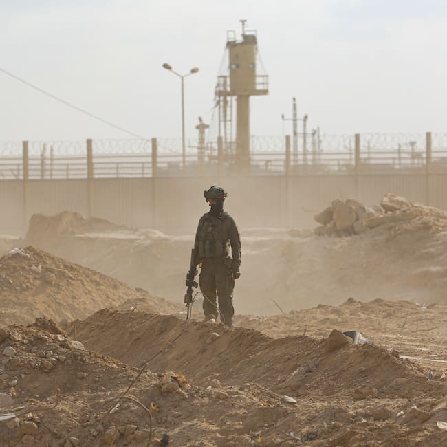 GAZA, 13/09/2024.- El Ejército israelí aseguró este viernes tener un control militar "total" del corredor de Filadelfia, la franja de 14 kilómetros de largo que separa Gaza de Egipto, así como haber localizado nueve túneles que conectaban ambos puntos. "Los túneles, de distinta longitud, están sellados o bloqueados en el lado egipcio. No sabemos cuándo fueron cerrados", dijo un portavoz militar a la prensa internacional, incluida EFE, poco antes de entrar en Rafah, sur de la Franja de Gaza, en un viaje con el Ejército israelí. EFE/ Patricia Martínez