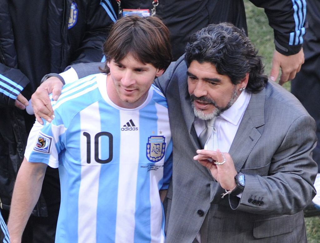 Lionel Messi y Diego Armando Maradona en el Mundial de Sudáfrica 2010. Foto: GABRIEL BOUYS/AFP via Getty Images.