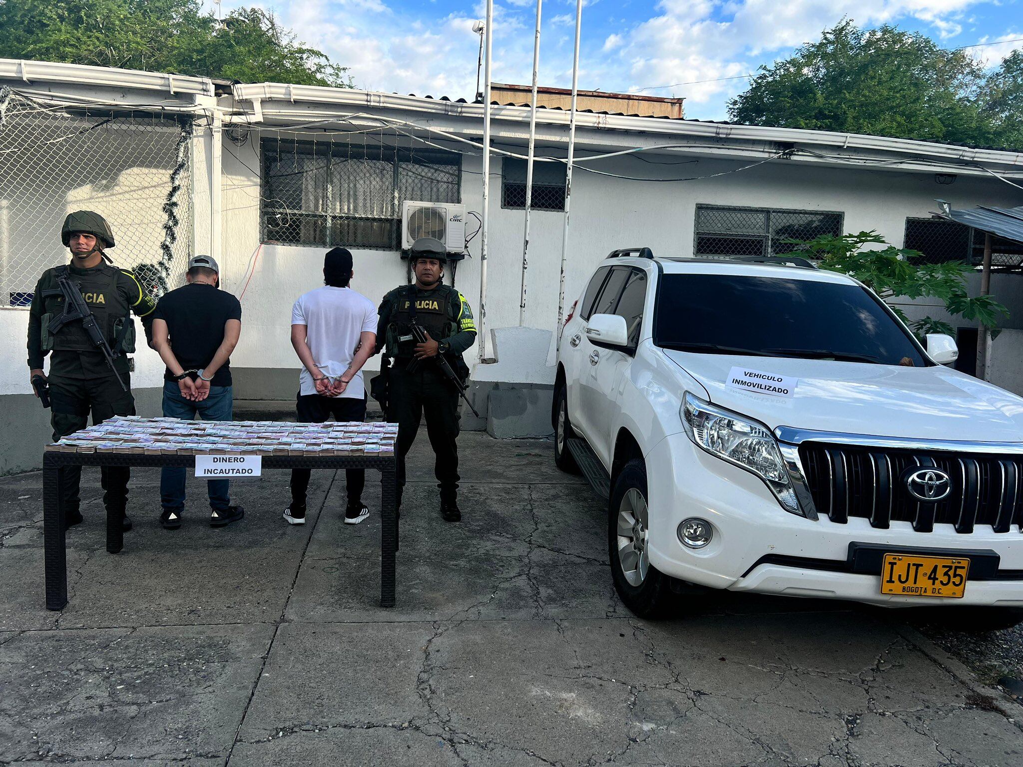Un vehículo fue inmovilizado y dos personas fueron capturadas. Crédito: Policía Nacional.