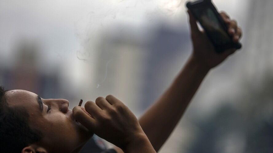 Aquí en Bogotá está comprobado que la mitad de los homicidios que se cometen son bajo el efecto de drogas o alcohol, a eso se le debe buscar una solución: Mininterior . Foto: Getty Images