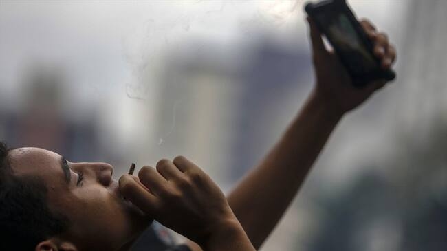 Aquí en Bogotá está comprobado que la mitad de los homicidios que se cometen son bajo el efecto de drogas o alcohol, a eso se le debe buscar una solución: Mininterior . Foto: Getty Images