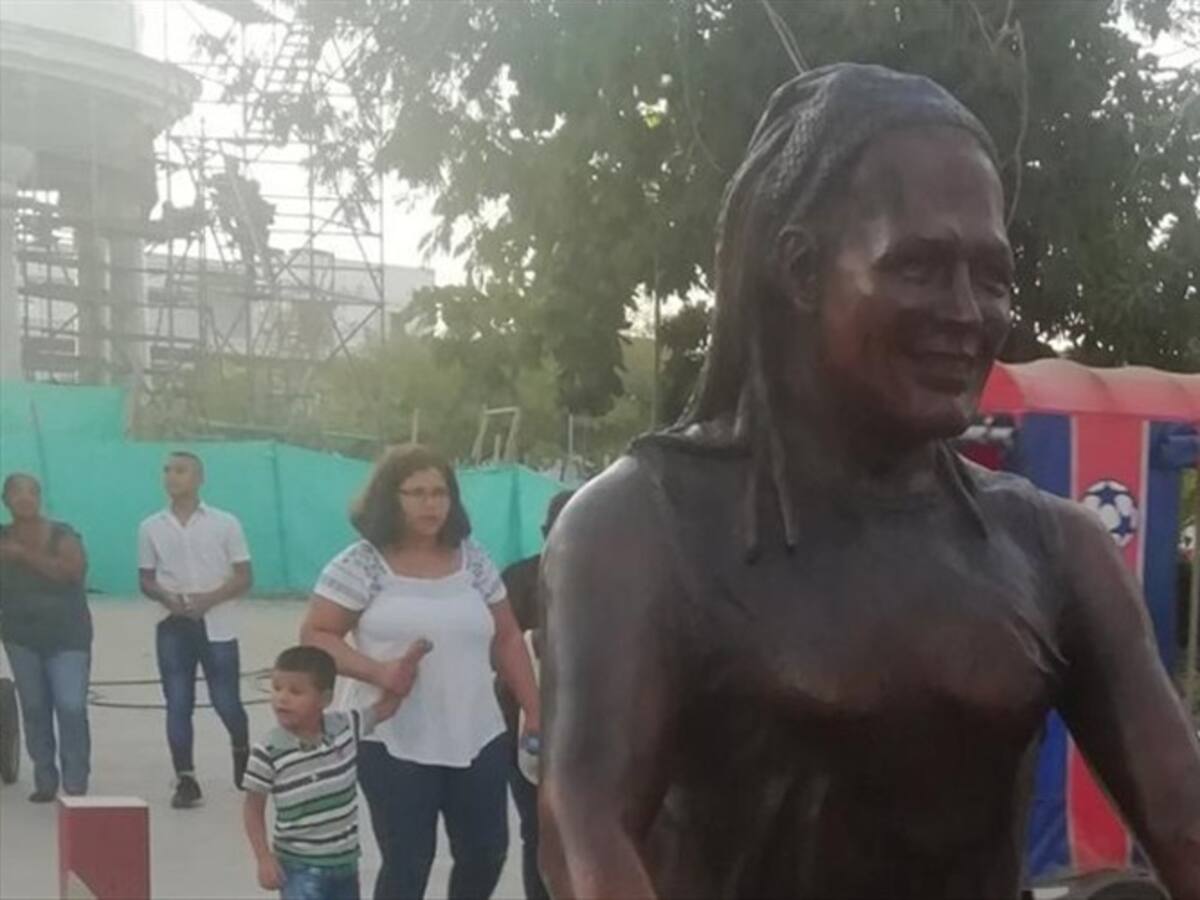 Cuestionan aspecto de estatua de Carlos Vives en Ciénaga (Magdalena)