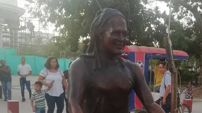 Cuestionan aspecto de estatua de Carlos Vives en Ciénaga (Magdalena). Foto: Cortesía Jacobo Solano