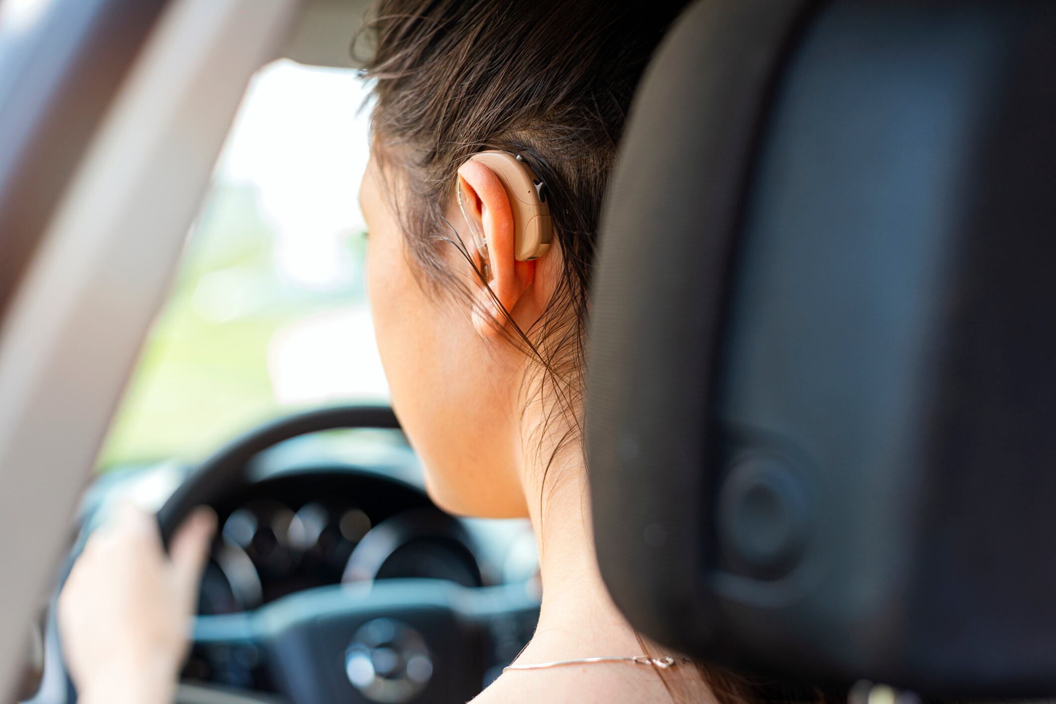 Conductor con limitaciones auditivas (Foto: Getty Imágenes)