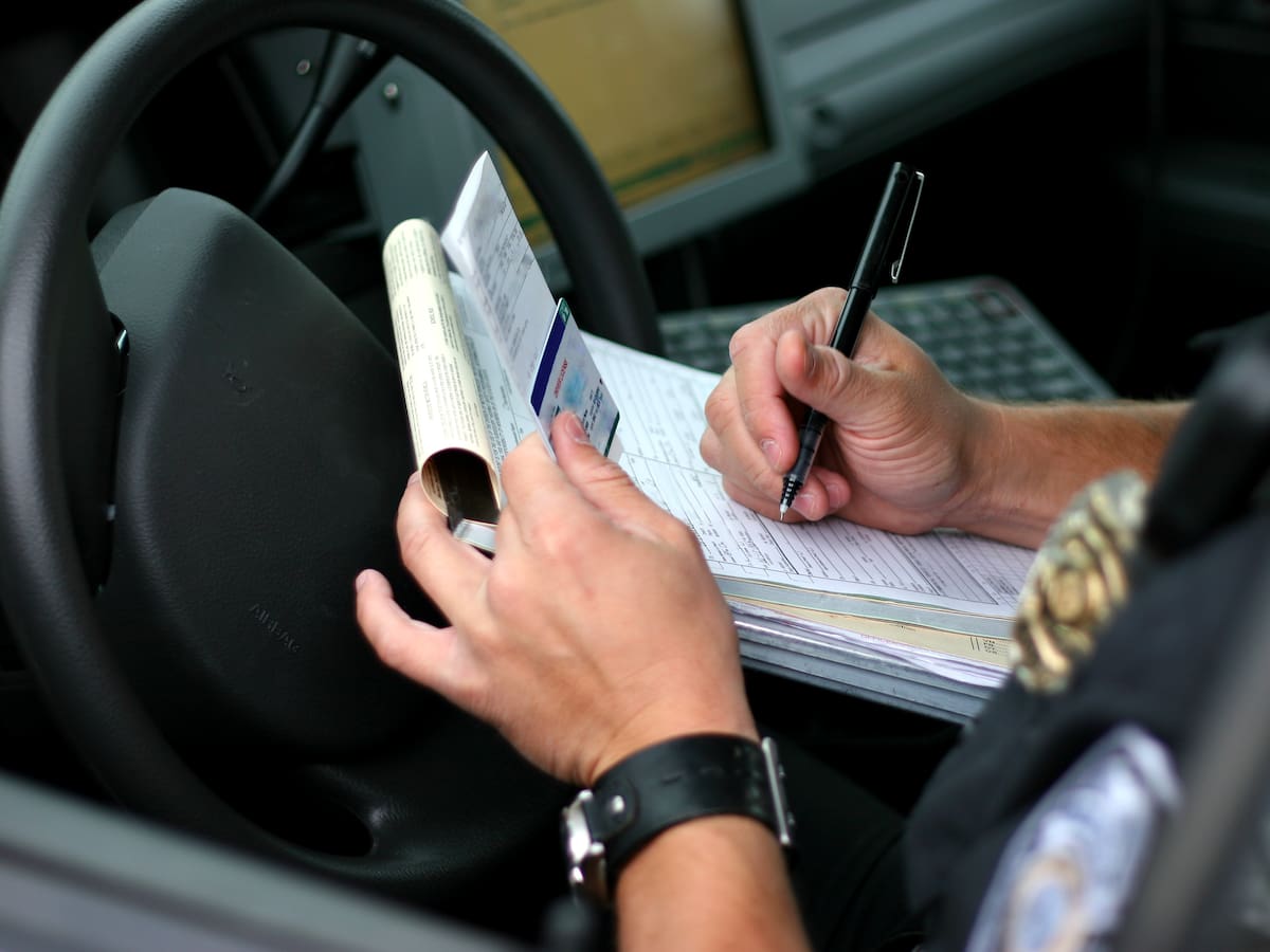 Esta es la multa por tapar o alterar la placa de un vehículo: evite la inmovilización de su carro