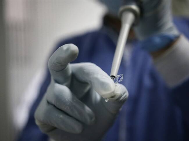 Según el ministro Fernando Ruiz, con los robots será posible procesar cerca de 2.300 pruebas al día. Foto: Colprensa