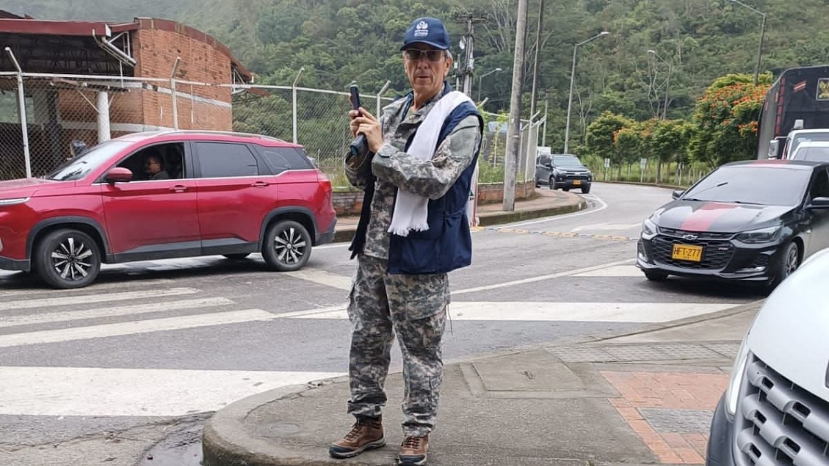 ¿Funcionario de la Defensoría del Pueblo con ropa militar?