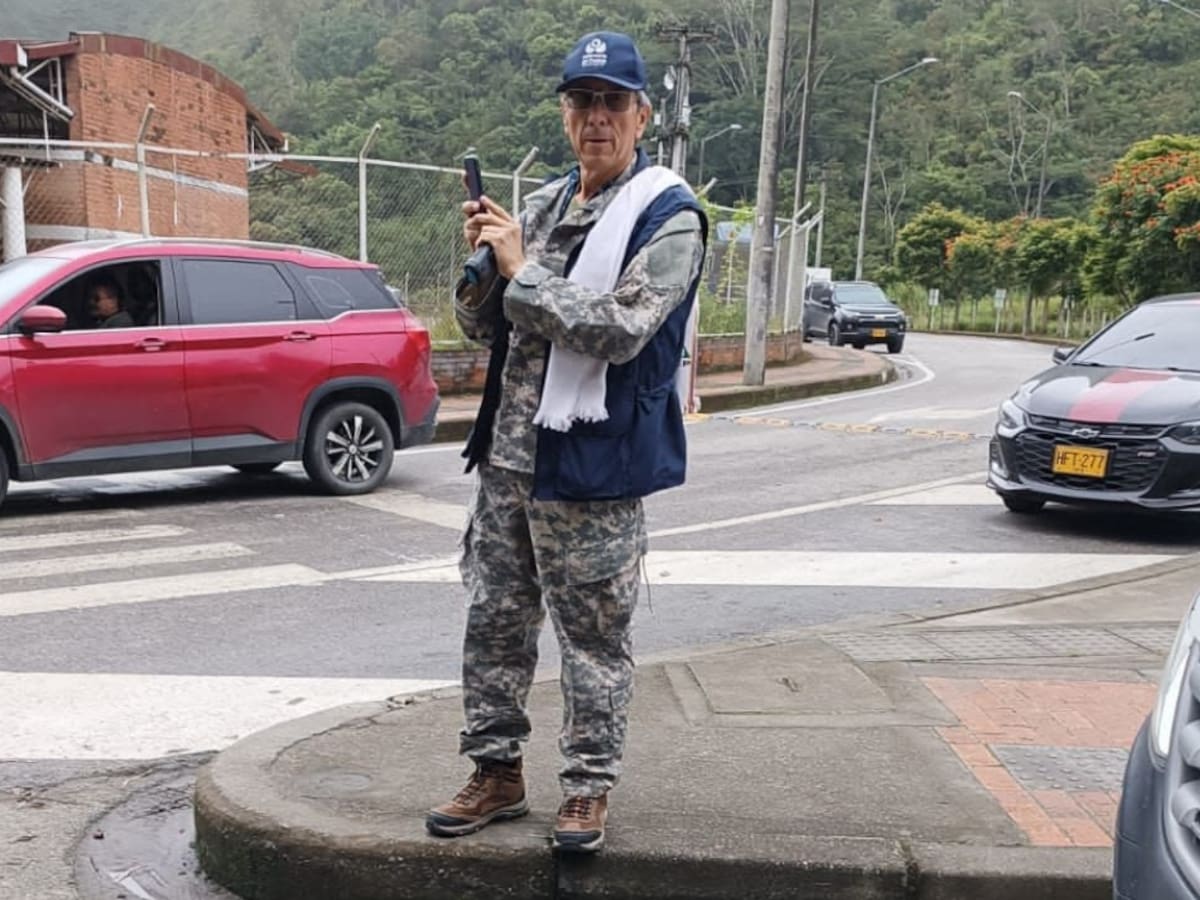 ¿Funcionario de la Defensoría del Pueblo con ropa militar?