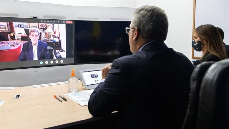 Duque y John Kerry conversaron sobre la agenda común en la protección del medioambiente. Foto: Cortesía Presidencia