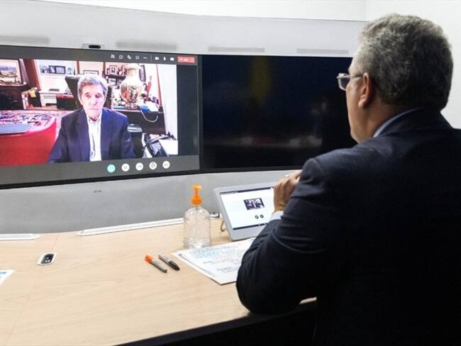 Duque y John Kerry conversaron sobre la agenda común en la protección del medioambiente. Foto: Cortesía Presidencia