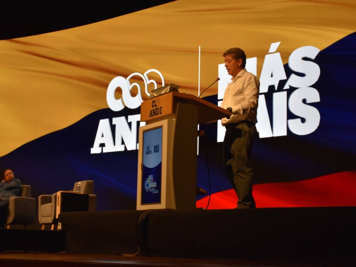 No nos vamos a enredar con ideologías, vamos a construir país: Mac Master a Petro