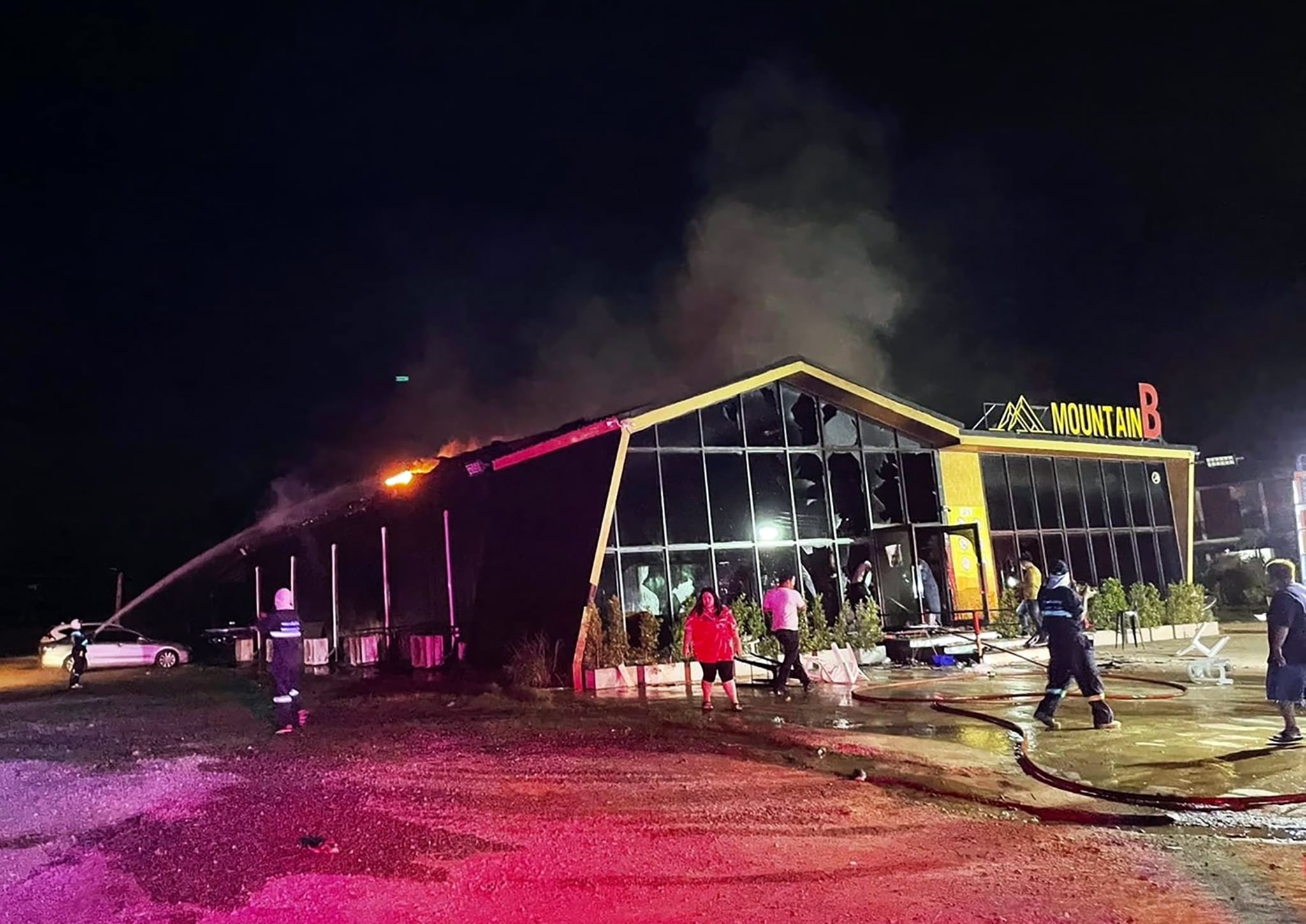 Un incendio en un club nocturno en la madrugada del 5 de agosto de 2022, matando al menos a 13 personas e hiriendo a otras 40, según la fundación de rescate Sawang Rojana Thammasathan. Foto: EFE/EPA/SAWANG ROJANA THAMMASATHAN RESCUE FOUNDATION HANDOUT