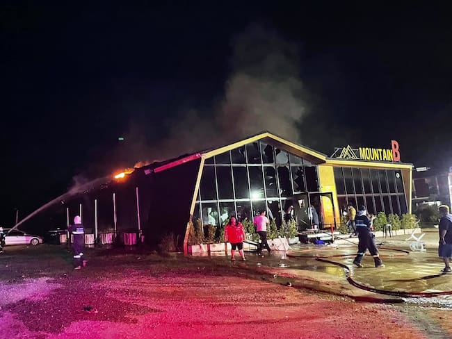 Un incendio en un club nocturno en la madrugada del 5 de agosto de 2022, matando al menos a 13 personas e hiriendo a otras 40, según la fundación de rescate Sawang Rojana Thammasathan. Foto: EFE/EPA/SAWANG ROJANA THAMMASATHAN RESCUE FOUNDATION HANDOUT
