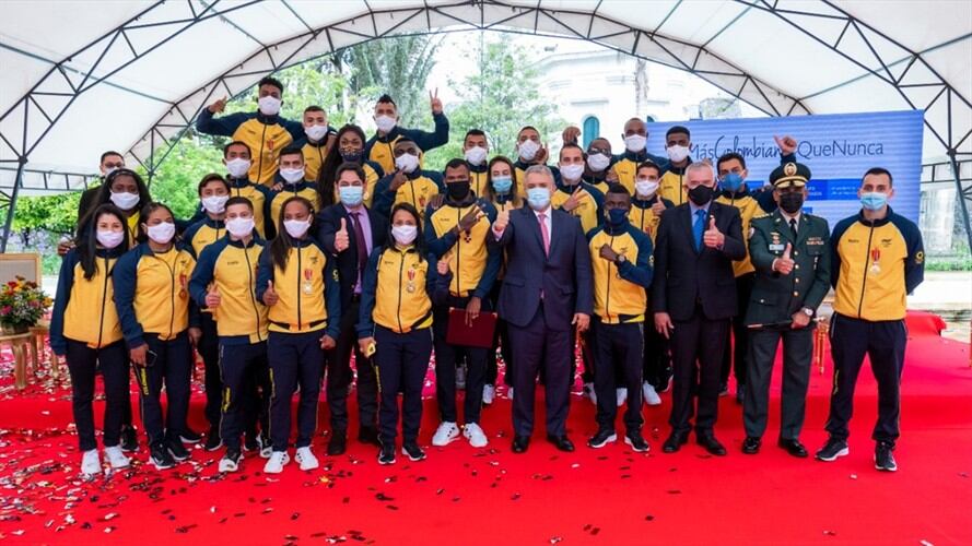 Los medallistas olímpicos Lorena Arenas, Mariana Pajón, Luis Javier Mosquera, Anthony Zambrano y Carlos Ramírez fueron condecorados. Foto: Presidencia de la República