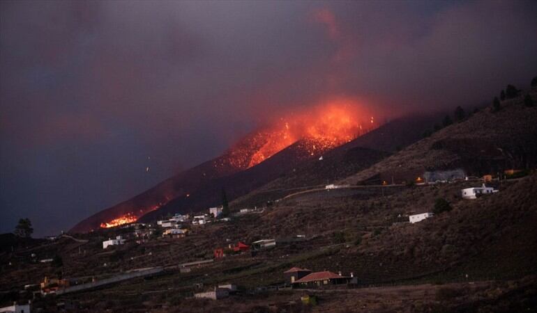 La explosividad de la erupción del volcán de Cumbre Vieja se ha intensificado.. Foto: DESIREE MARTIN/AFP via Getty Images