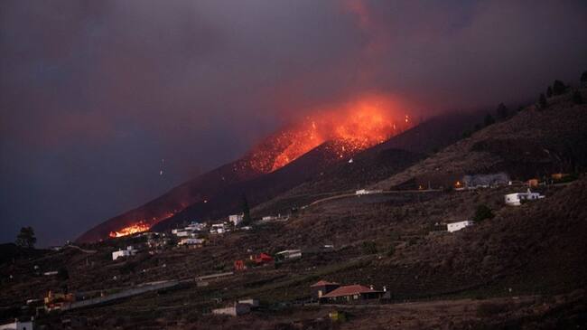 La explosividad de la erupción del volcán de Cumbre Vieja se ha intensificado.. Foto: DESIREE MARTIN/AFP via Getty Images