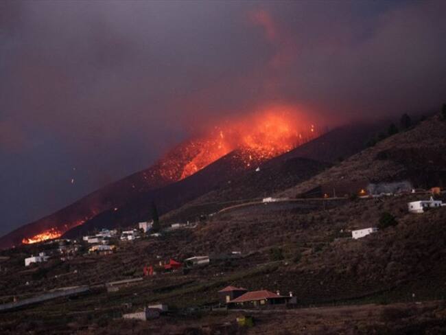 La explosividad de la erupción del volcán de Cumbre Vieja se ha intensificado.. Foto: DESIREE MARTIN/AFP via Getty Images