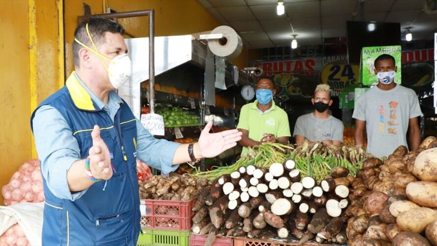 La plaza fue intervenida por las autoridades sanitarias que adelantaron una jornada de desinfección. . Foto: Cortesía