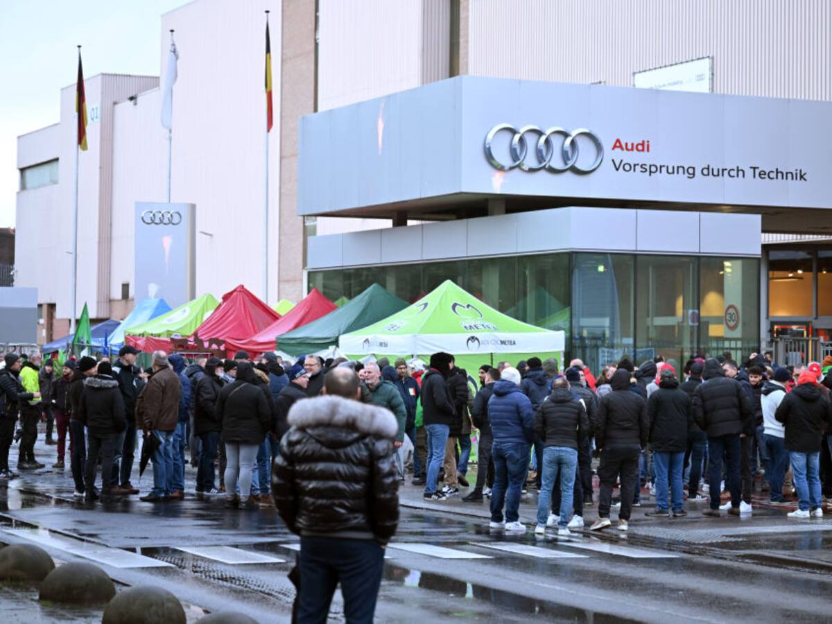 Al menos 500 trabajadores de Audi protestan frente a la fábrica de Bruselas