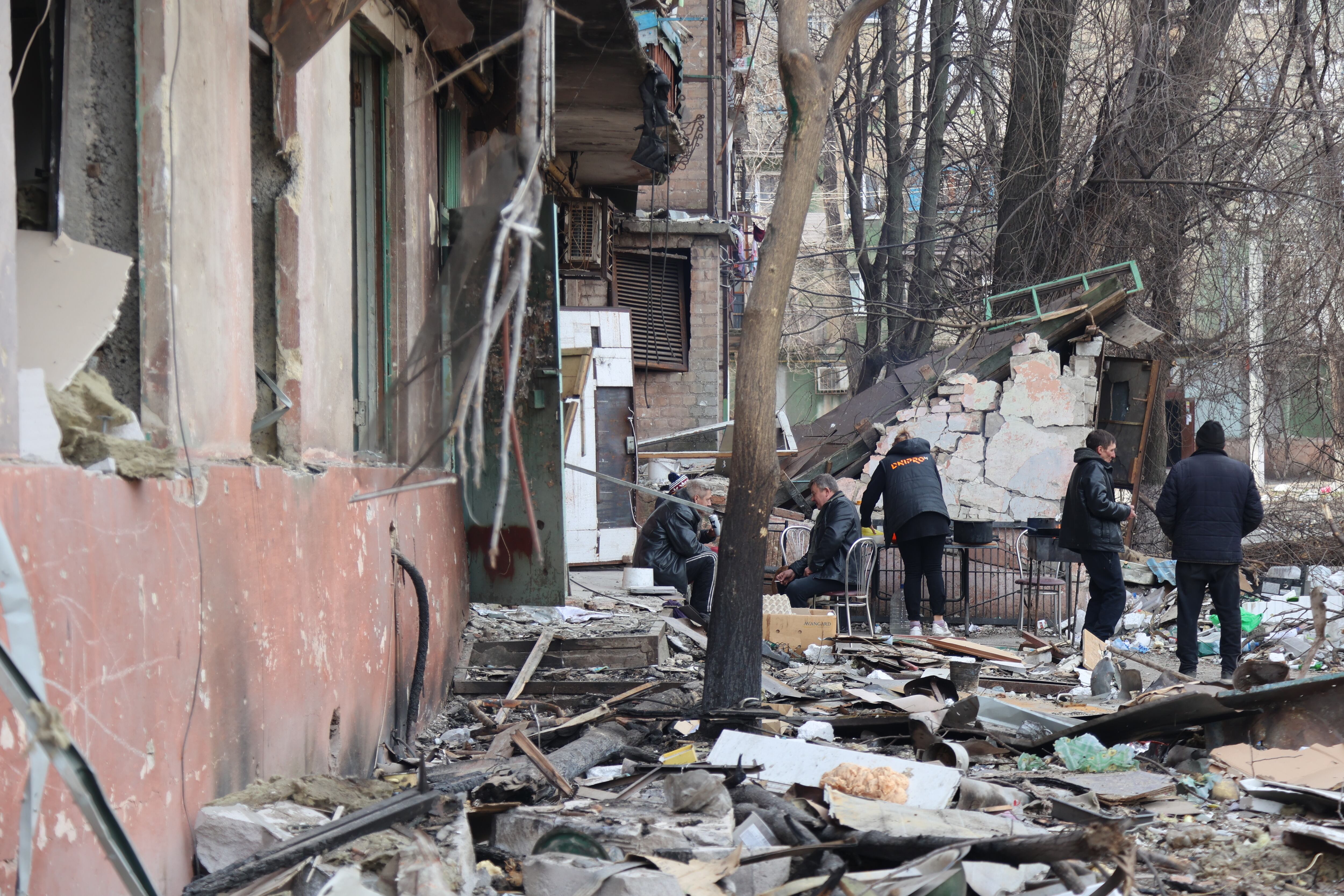 MARIUPOL, UKRAINE - MARCH 29: A view of damaged buildings and vehicles after shelling in the Ukrainian city of Mariupol under the control of Russian military and pro-Russian separatists, on March 29, 2022. (Photo by Leon Klein/Anadolu Agency via Getty Images)