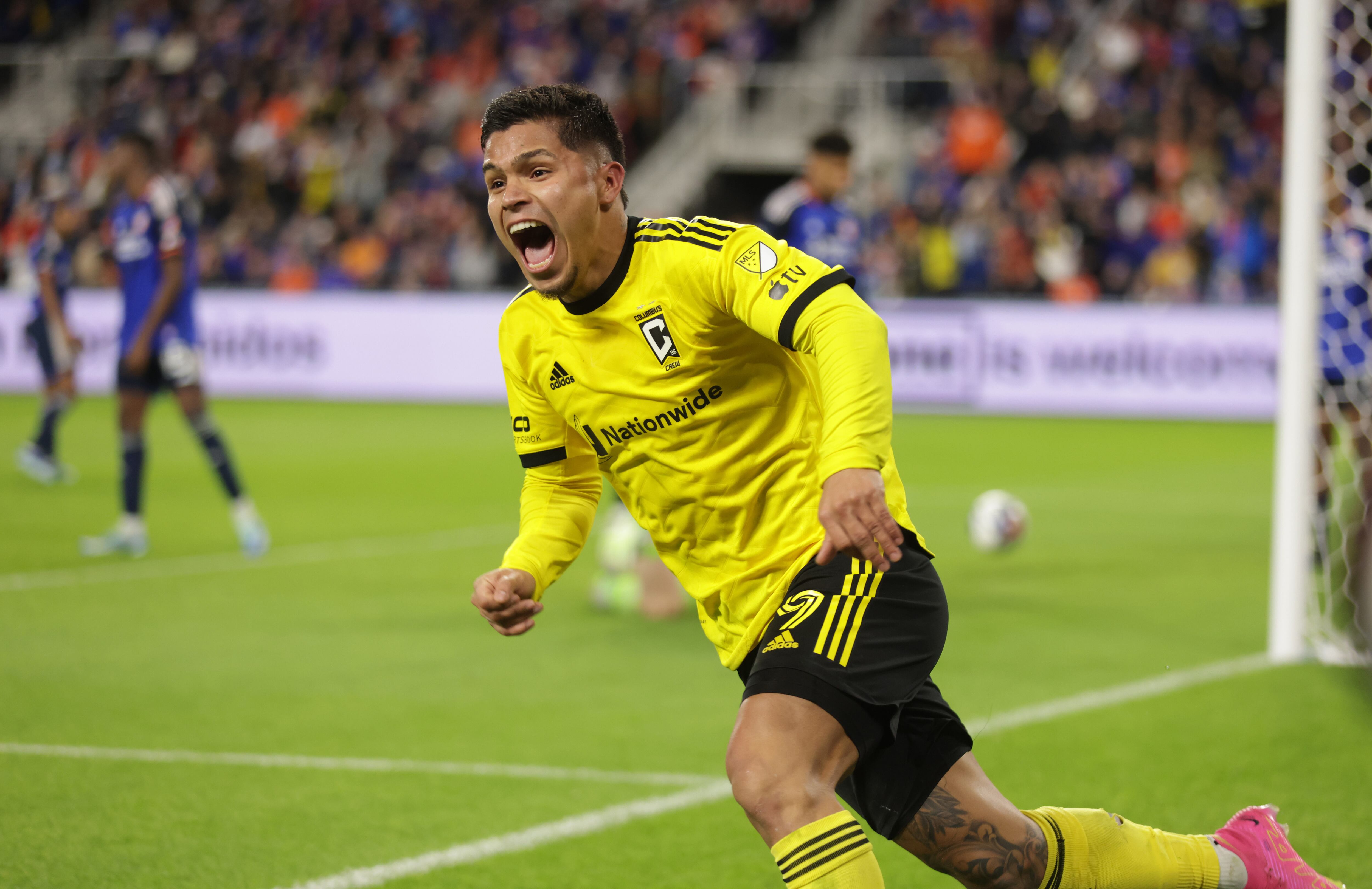 AME1410. CINCINNATI (ESTADOS UNIDOS), 02/12/2023.- Cucho Hernández del Columbus Crew celebra el gol de la victoria en la prórroga contra el FC Cincinnati durante el partido final de la Conferencia Este de la Major League Soccer en el TQL Stadium de Cincinnati, hoy en el estadio TQL de Cincinnati, Ohio (EE. UU.). EFE/ Mark Lyons