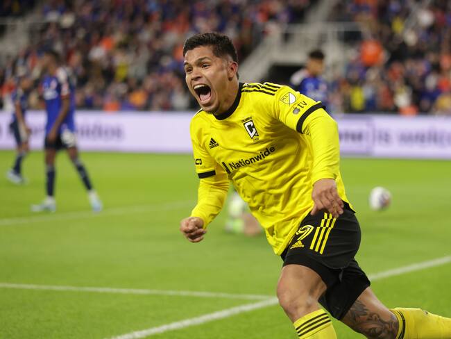 AME1410. CINCINNATI (ESTADOS UNIDOS), 02/12/2023.- Cucho Hernández del Columbus Crew celebra el gol de la victoria en la prórroga contra el FC Cincinnati durante el partido final de la Conferencia Este de la Major League Soccer en el TQL Stadium de Cincinnati, hoy en el estadio TQL de Cincinnati, Ohio (EE. UU.). EFE/ Mark Lyons