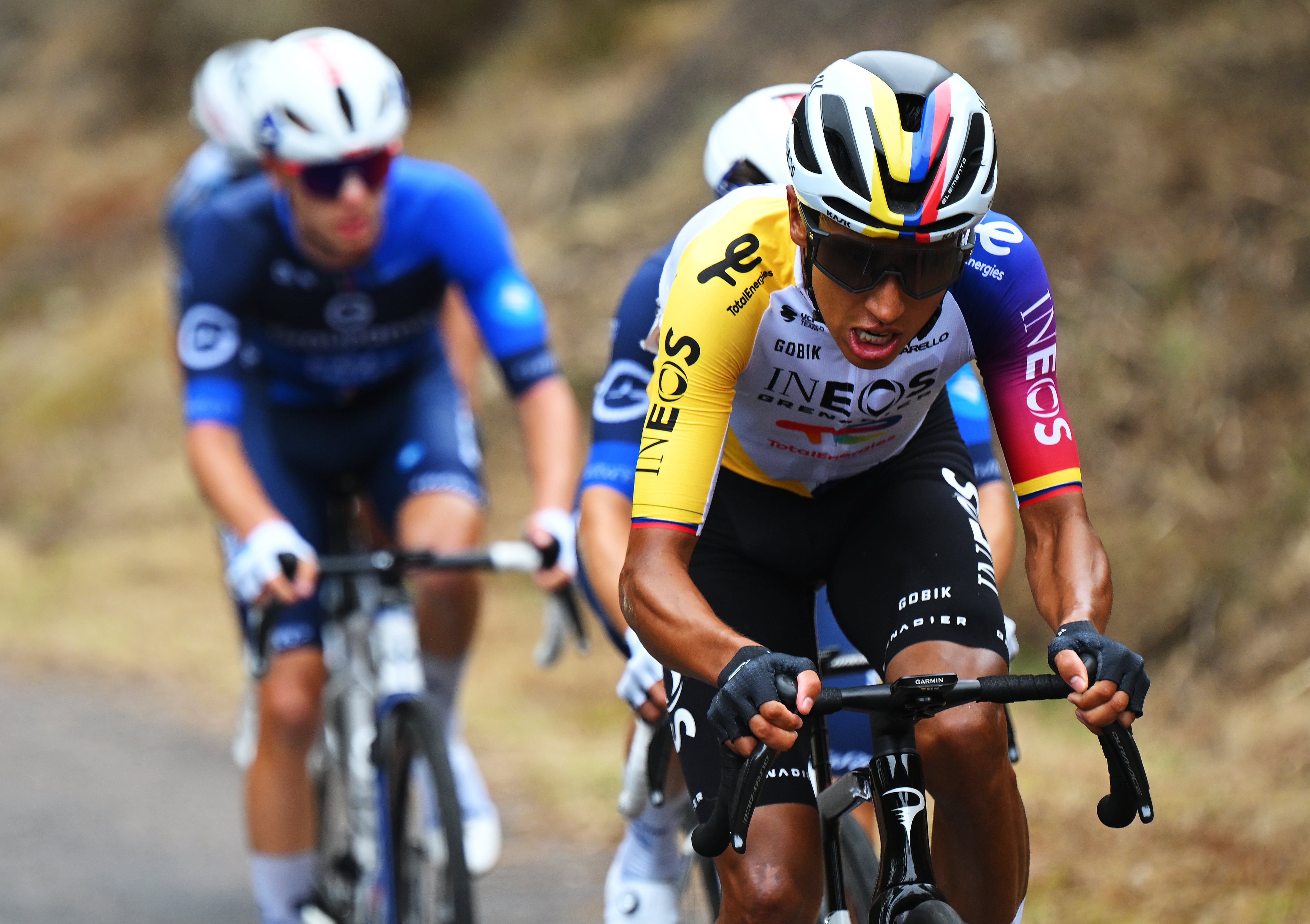 Egan Bernal y el equipo INEOS Grenadiers durante la 16.ª etapa de La Vuelta a España 2025 (Foto de Tim de Waele/Getty Images)