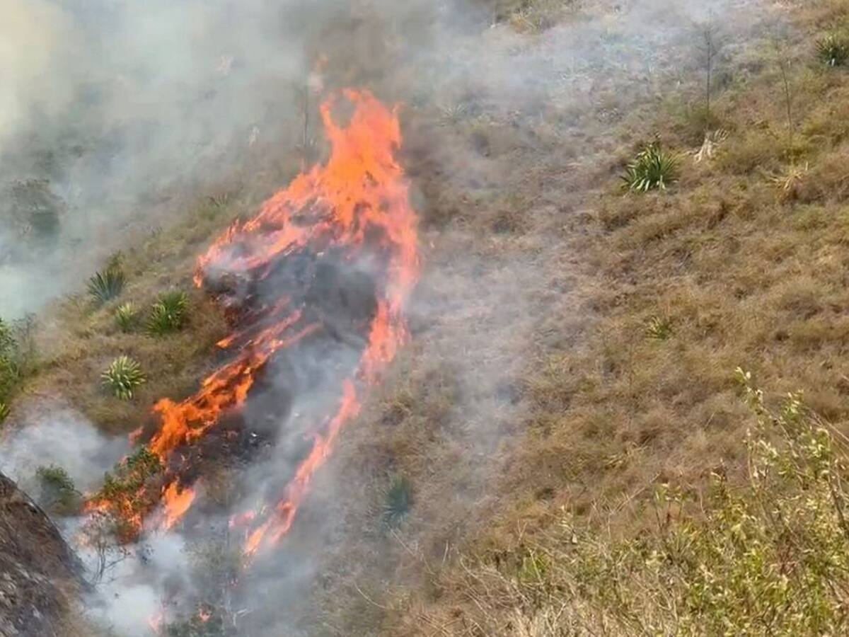 Avanza incendio forestal en zona montañosa de Yumbo y La Cumbre