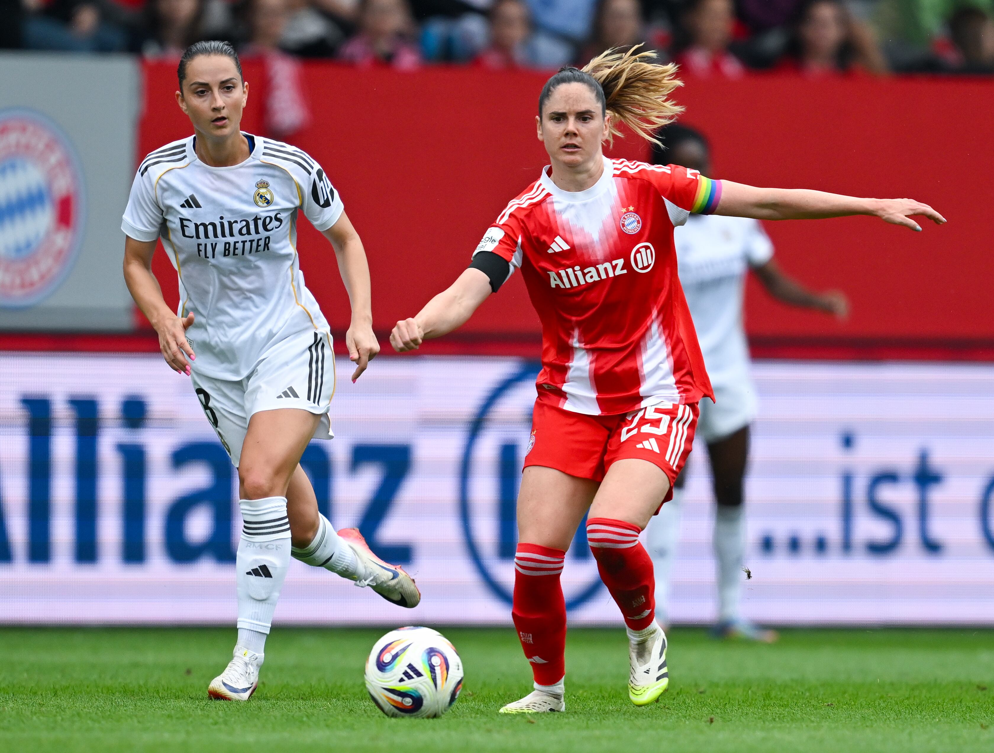 Sara Däbritz y Sarah Zadrazil luchan por el balón en el amistoso disputado el 21 de agosto de 2025. (Foto de Sven Hoppe/picture alliance vía Getty Images)