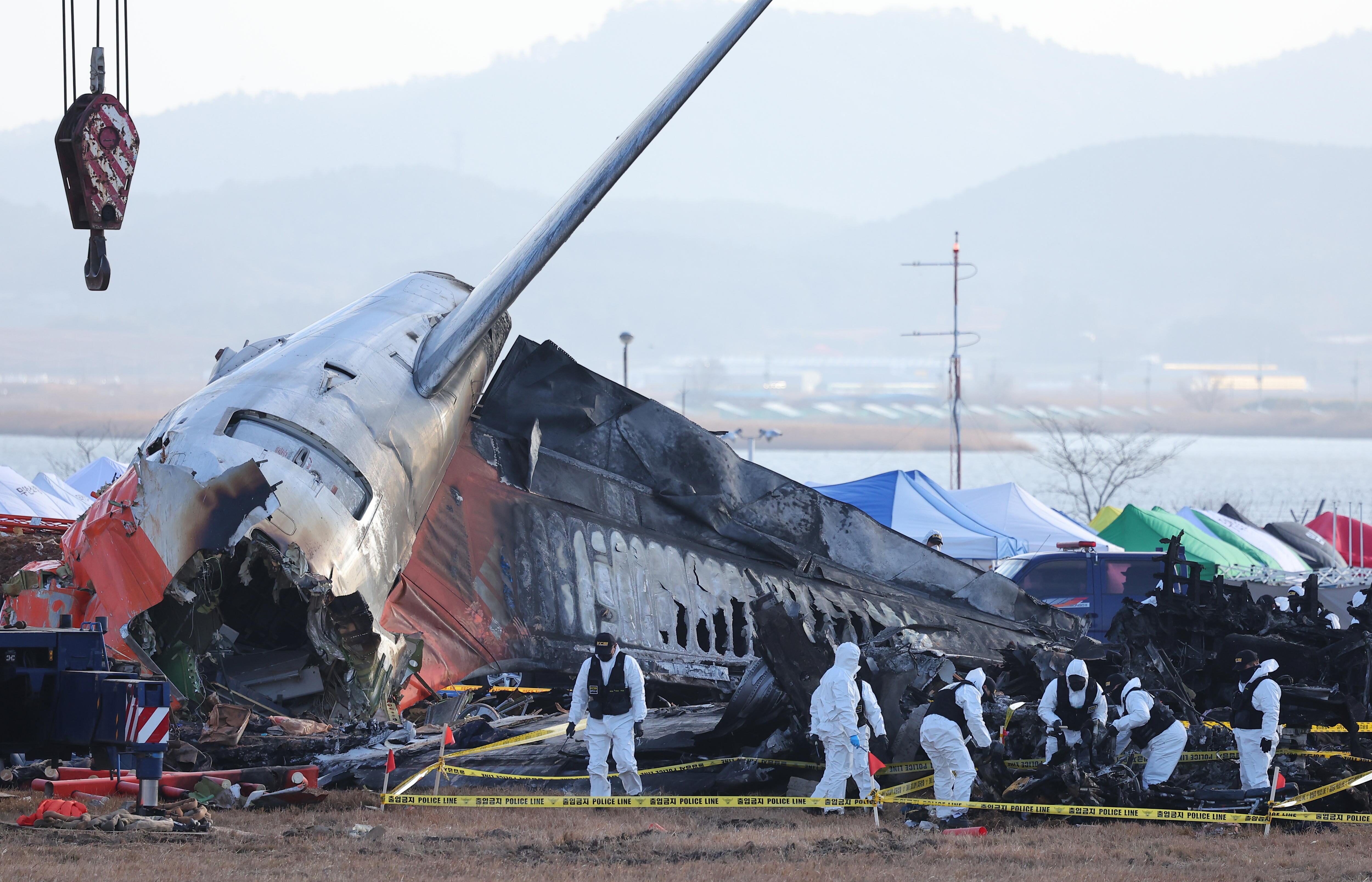 Muan (Korea, Republic Of), 31/12/2024.- A police forensic team conducts an on-site investigation at the scene of the 29 December Jeju Air passenger plane crash at Muan International Airport in Muan, South Korea, 31 December 2024. (Corea del Sur) EFE/EPA/YONHAP SOUTH KOREA OUT