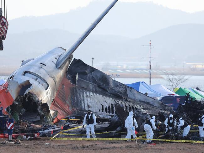 Muan (Korea, Republic Of), 31/12/2024.- A police forensic team conducts an on-site investigation at the scene of the 29 December Jeju Air passenger plane crash at Muan International Airport in Muan, South Korea, 31 December 2024. (Corea del Sur) EFE/EPA/YONHAP SOUTH KOREA OUT