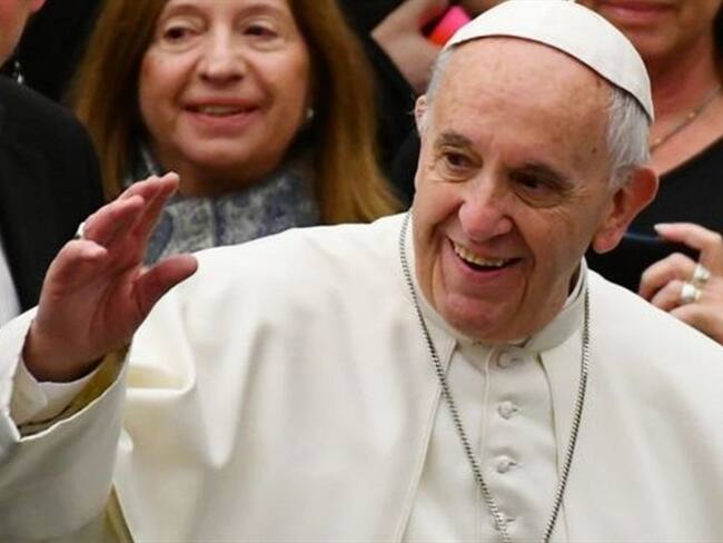 Papa Francisco compra productos en zona afectada por sismos en Italia. Foto: BBC Mundo