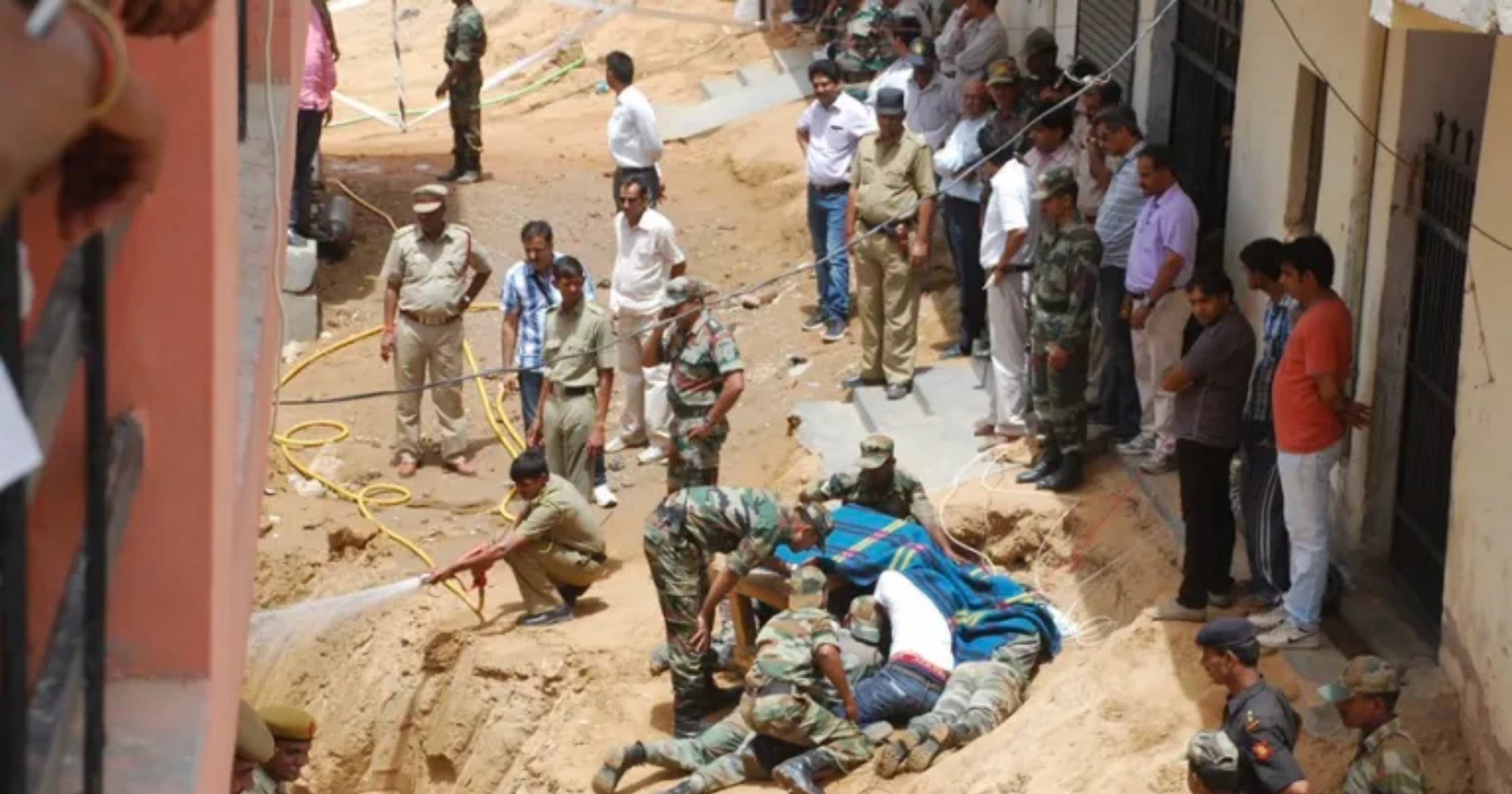 Imagen de archivo del rescate de una niña que cayó en un pozo en la India. Foto: EFE/STR