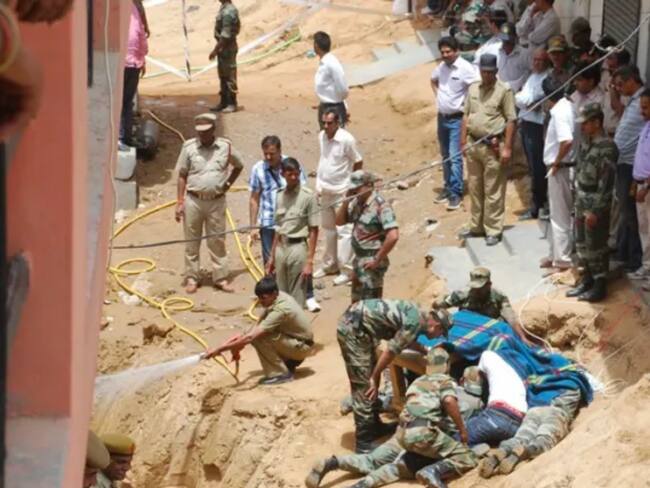 Imagen de archivo del rescate de una niña que cayó en un pozo en la India. Foto: EFE/STR