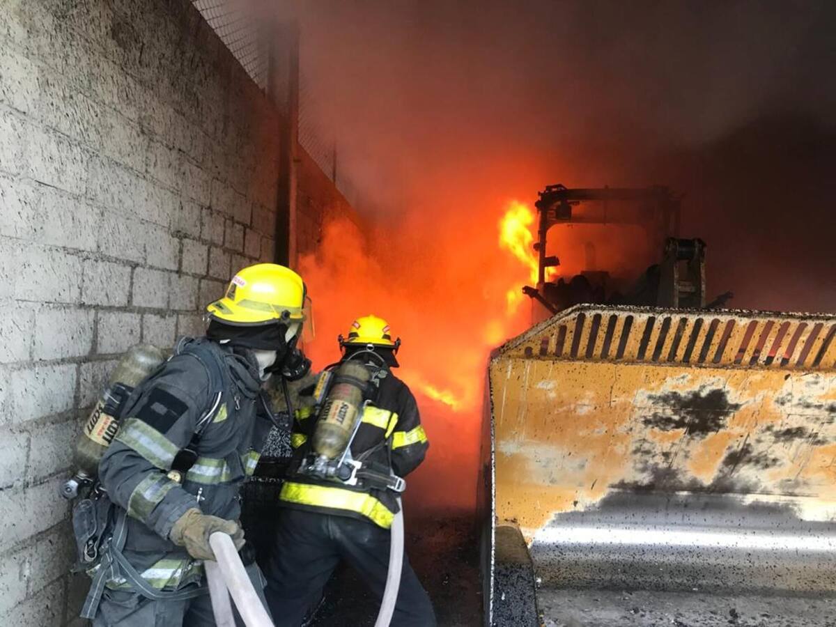Fuerte incendio en una bodega ubicada en la vía alterna de Santa Marta