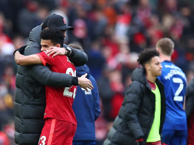 Abrazo entre Luis Díaz y Jürgen Klopp tras la victoria del Liverpool al Cardiff