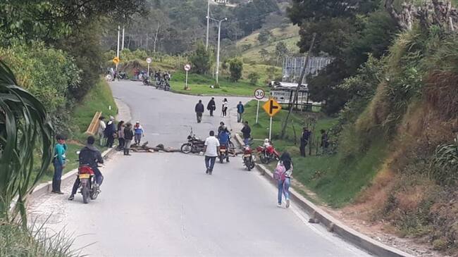 Comunidades bloquean vías alternas en Cauca. Foto: Cortesía Jessica Gallego