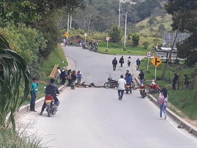 Comunidades bloquean vías alternas en Cauca. Foto: Cortesía Jessica Gallego