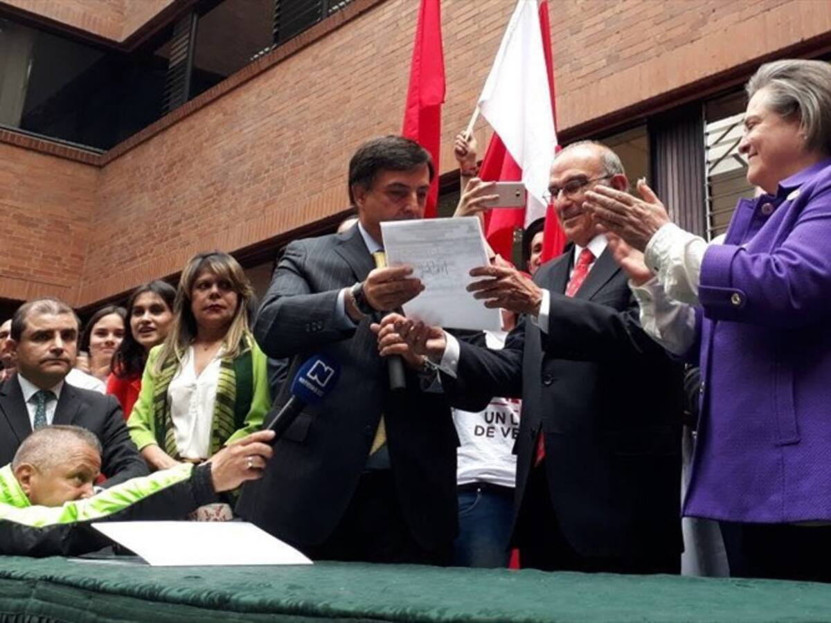 Humberto de la Calle inscribe oficialmente su candidatura presidencial