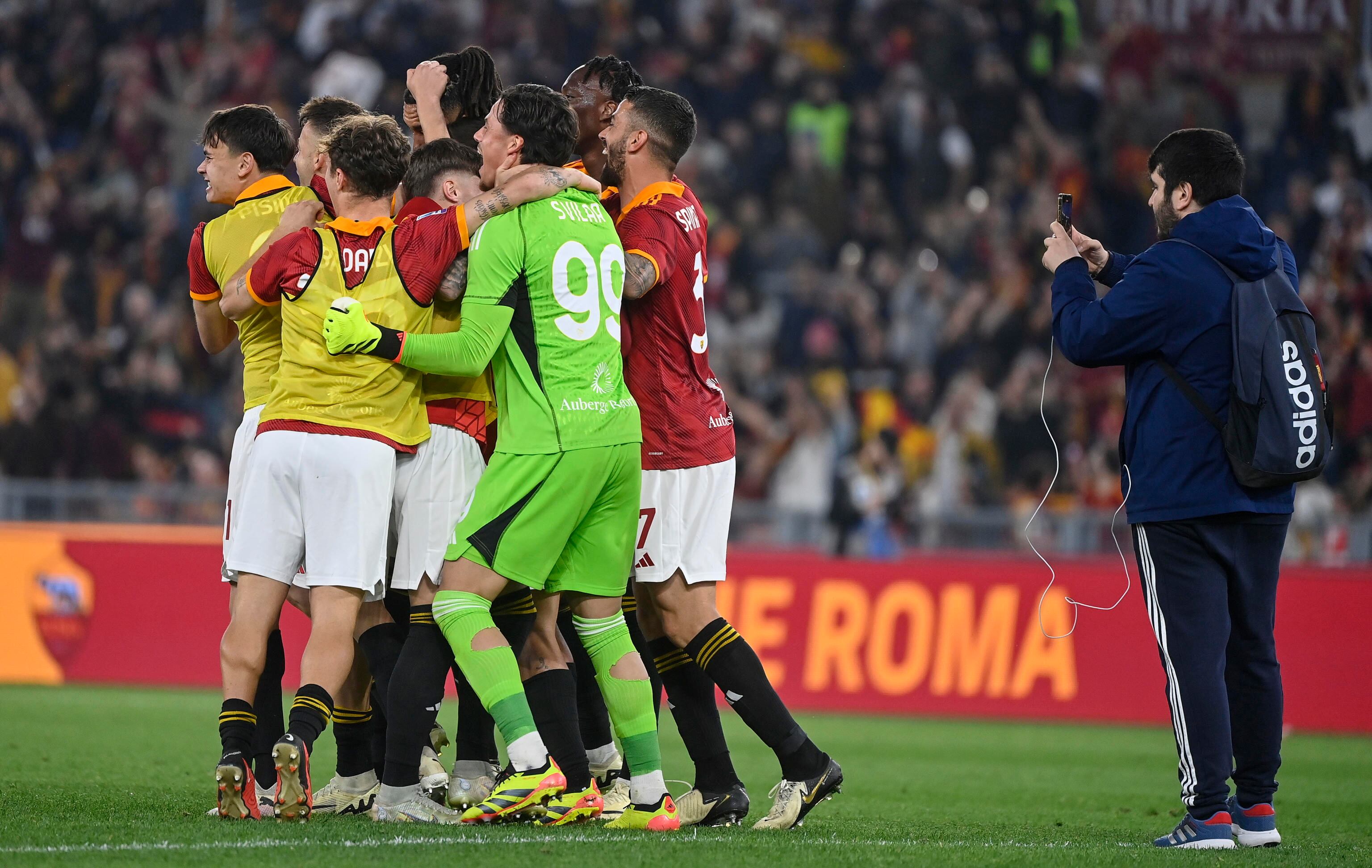 Rome (Italy), 06/04/2024.- Players of Roma celebrate winning the Serie A soccer match between AS Roma and SS Lazio, in Rome, Italy, 06 April 2024. (Italia, Roma) EFE/EPA/RICCARDO ANTIMIANI
