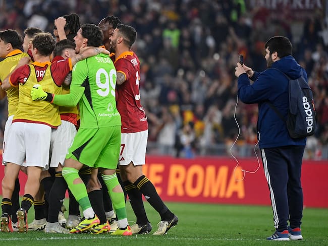 Rome (Italy), 06/04/2024.- Players of Roma celebrate winning the Serie A soccer match between AS Roma and SS Lazio, in Rome, Italy, 06 April 2024. (Italia, Roma) EFE/EPA/RICCARDO ANTIMIANI

