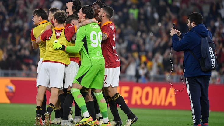 Rome (Italy), 06/04/2024.- Players of Roma celebrate winning the Serie A soccer match between AS Roma and SS Lazio, in Rome, Italy, 06 April 2024. (Italia, Roma) EFE/EPA/RICCARDO ANTIMIANI