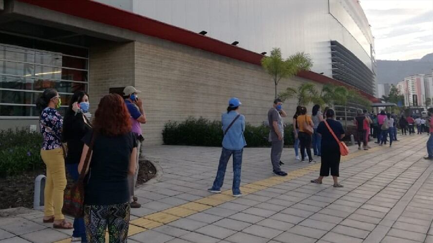 Filas en almacenes. Foto: Suministrada.