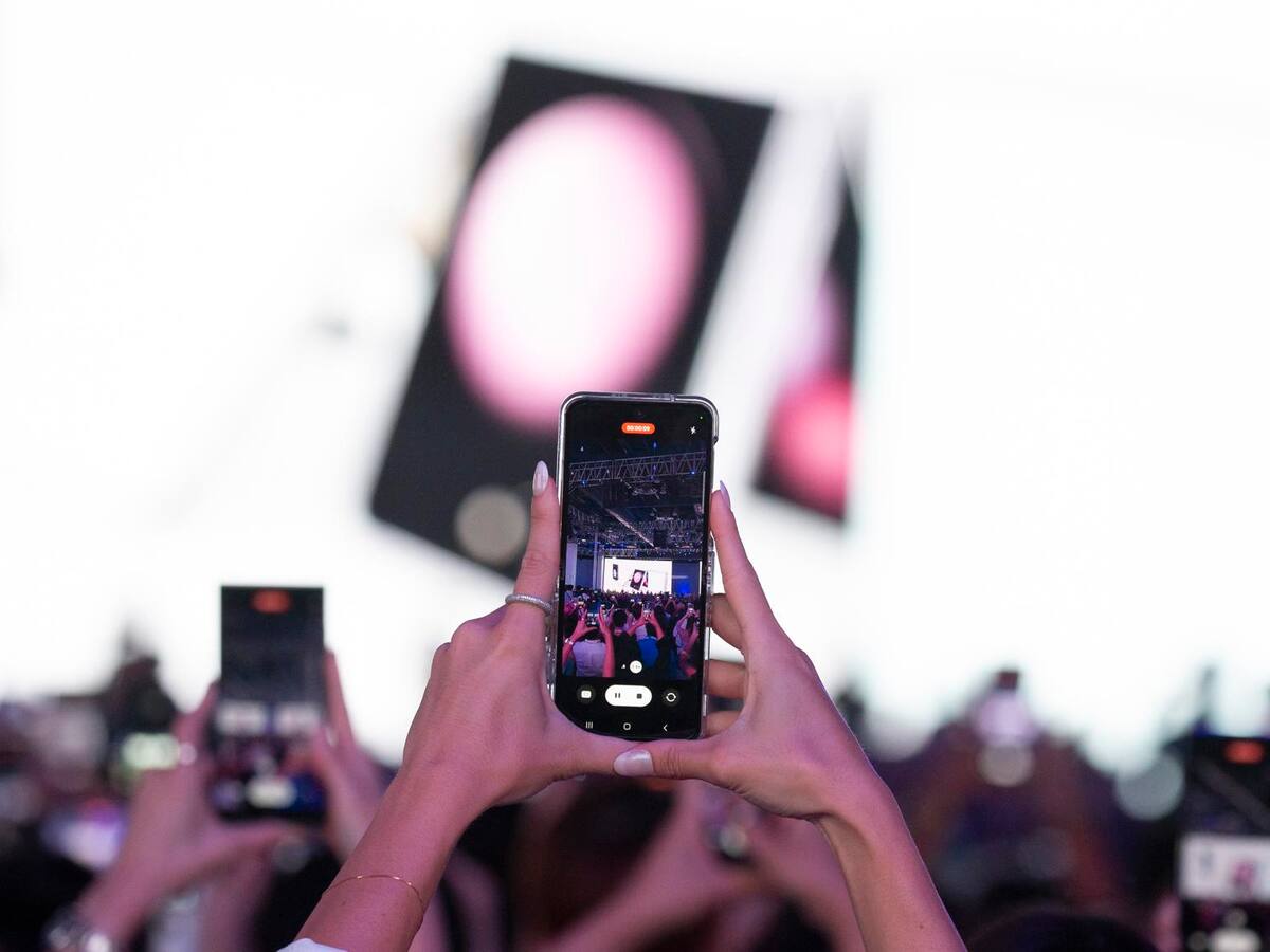 Samsung presentó en Corea sus nuevos teléfonos móviles plegables, más ligeros y compactos