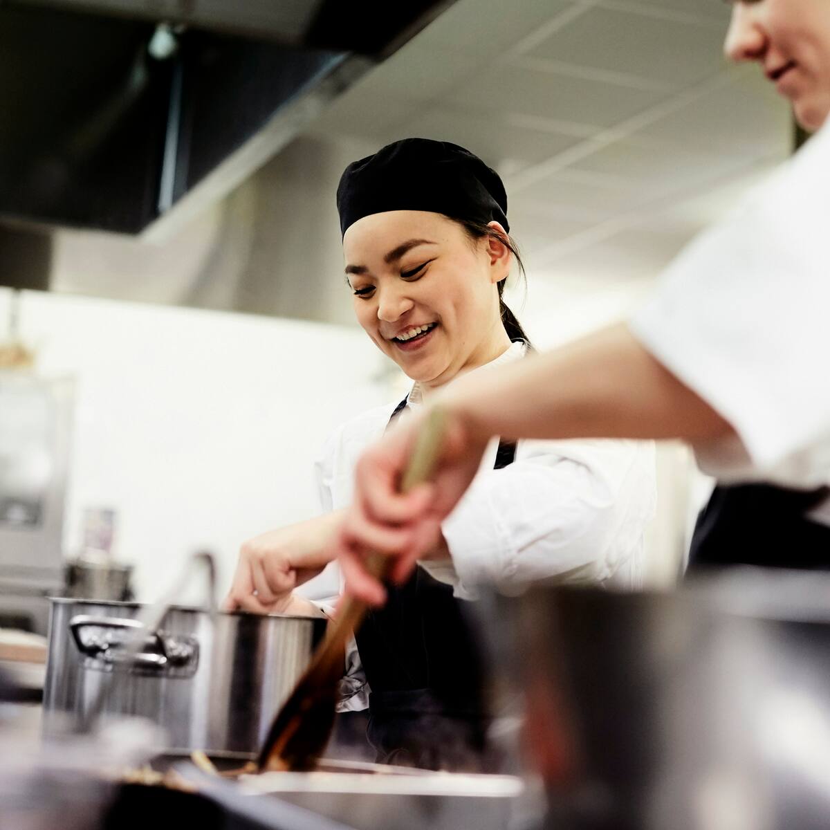Abren convocatoria para estudiar gratis en el sector gastronómico en Bogotá: link para inscribirse